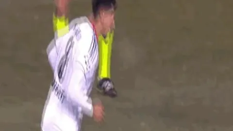 王丽丽荣膺三人篮球年度最佳球员称号——人民日报海外版报道